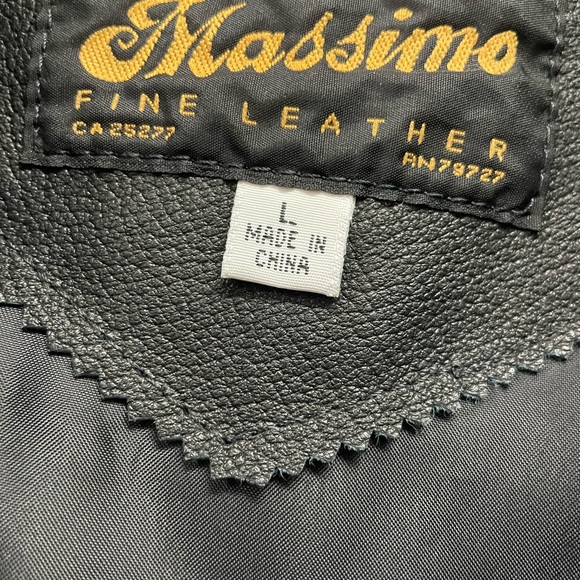 Stunning vintage leather jacket. Pictures do not do this piece justice.Gorgeous - Picture 3 of 5